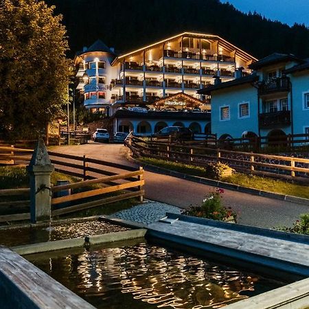 Hotel Cesa Tyrol Canazei Esterno foto
