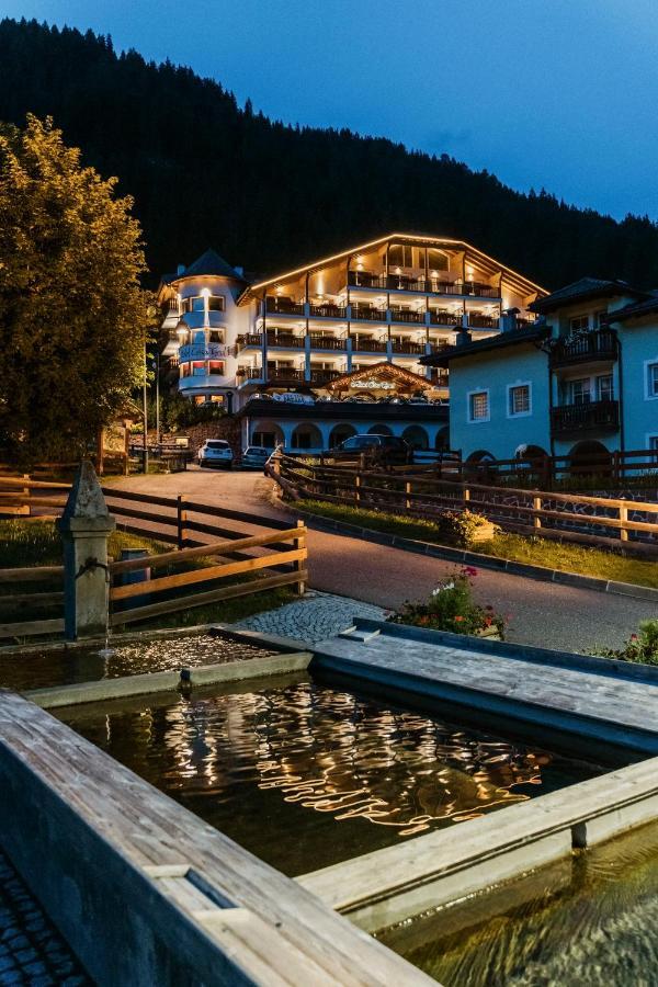 Hotel Cesa Tyrol Canazei Esterno foto