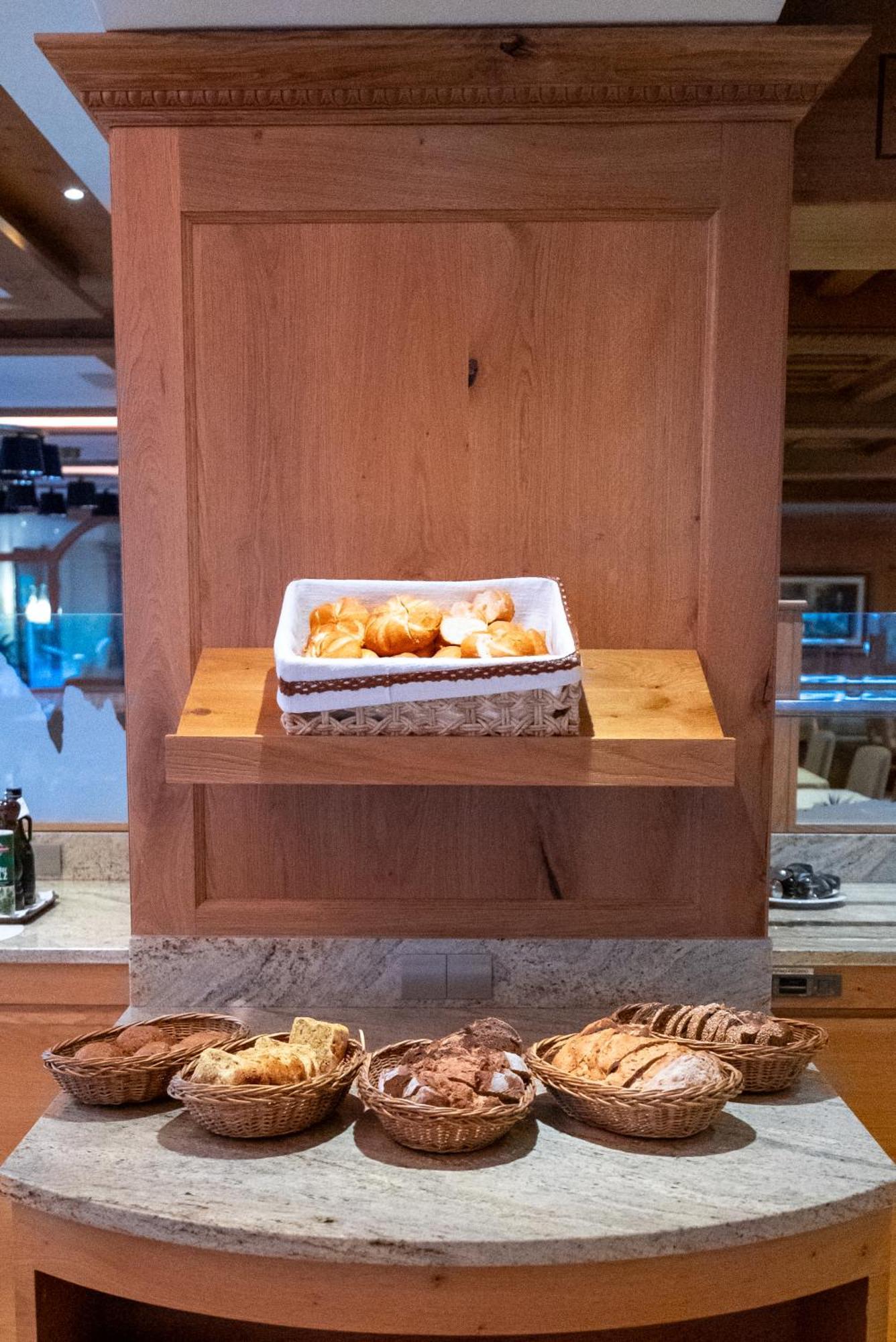 Hotel Cesa Tyrol Canazei Esterno foto