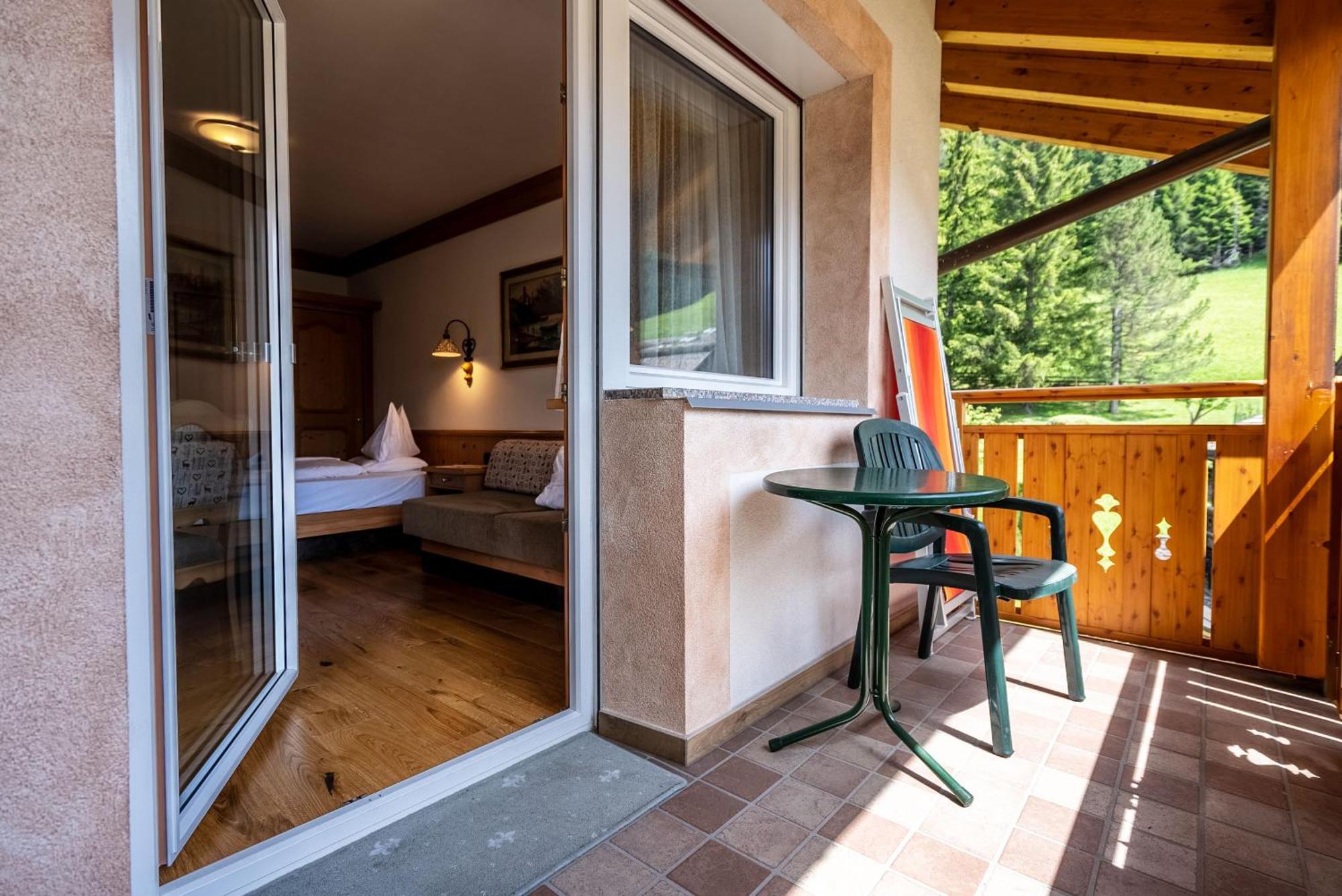 Hotel Cesa Tyrol Canazei Esterno foto