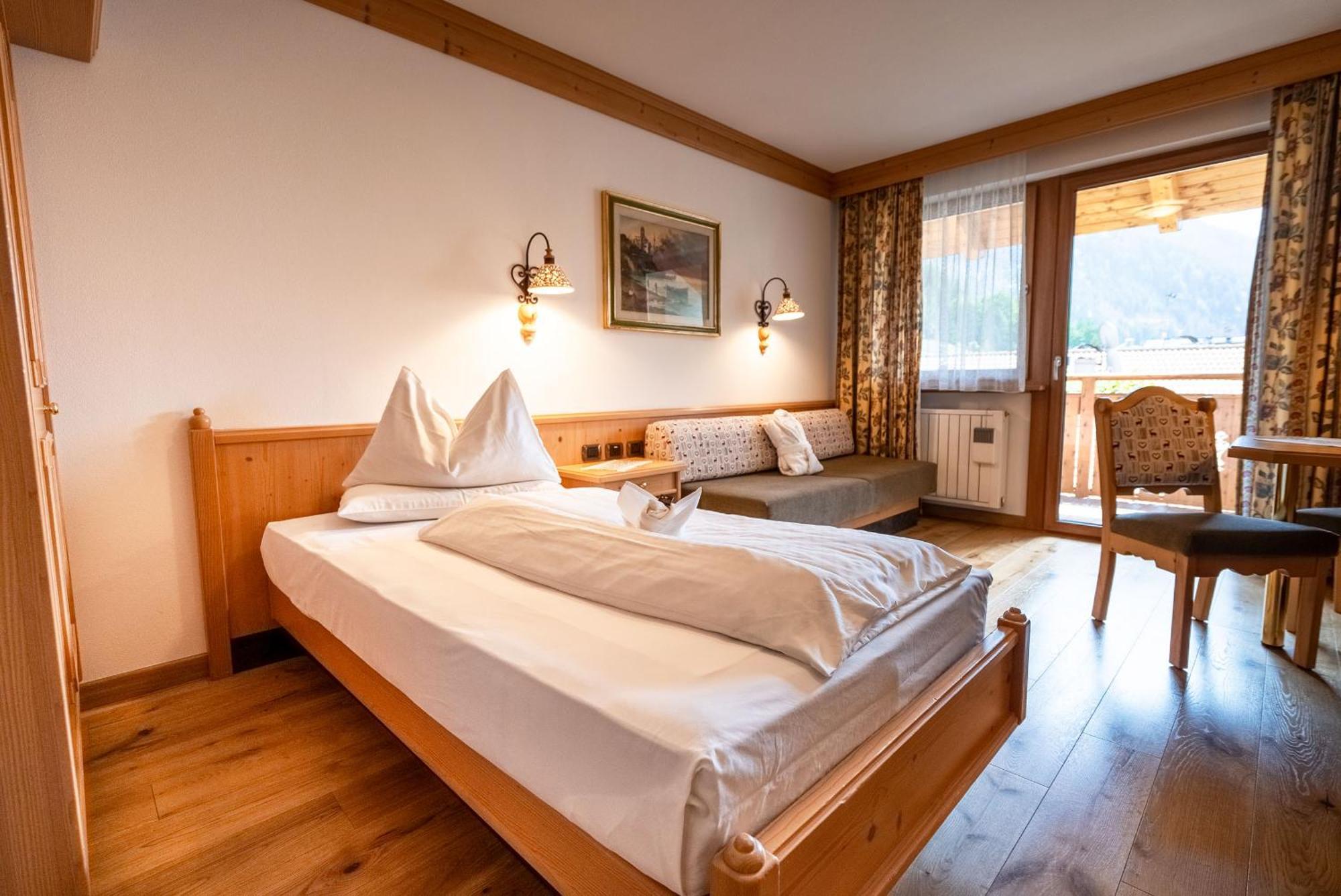 Hotel Cesa Tyrol Canazei Esterno foto