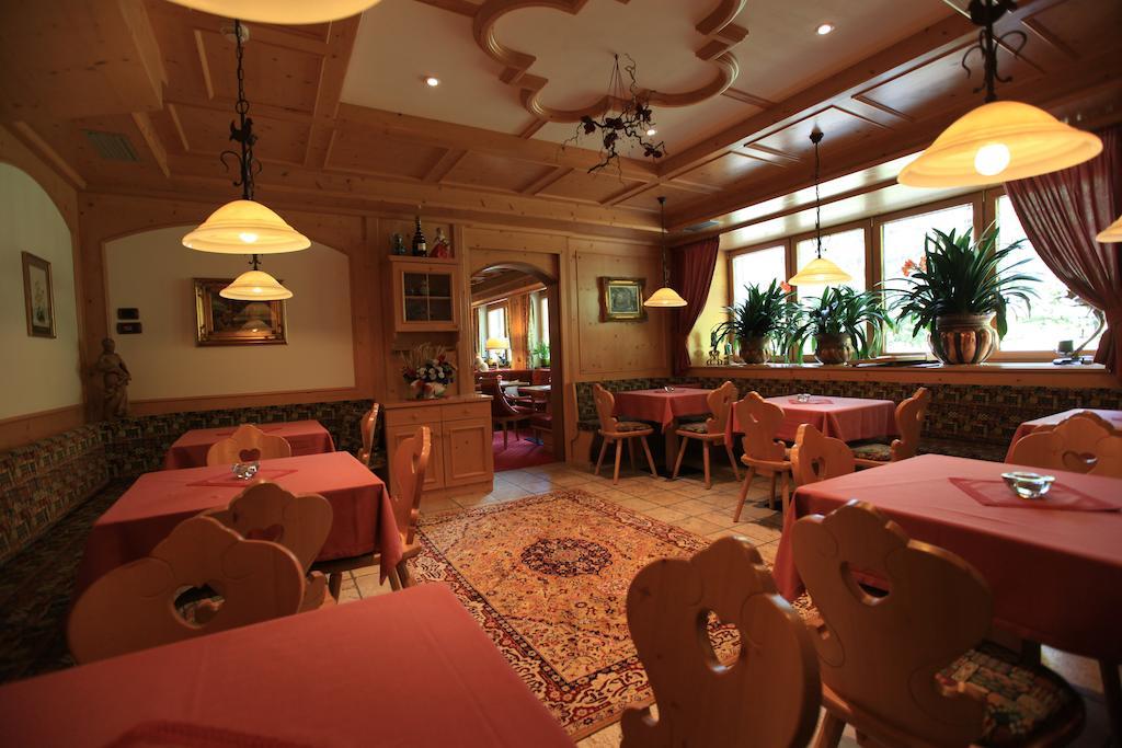 Hotel Cesa Tyrol Canazei Esterno foto