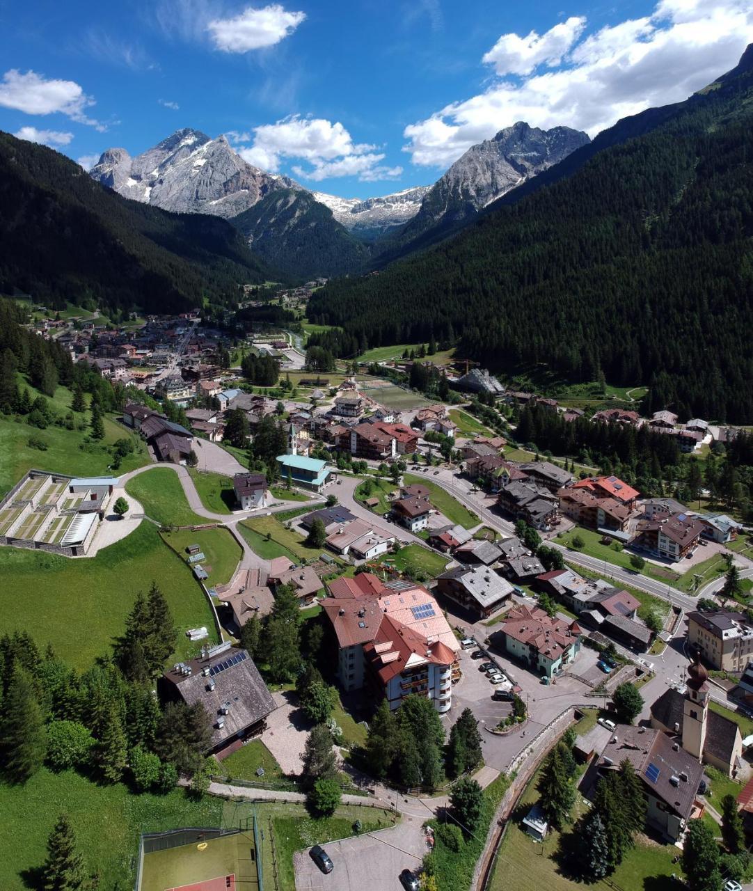 Hotel Cesa Tyrol Canazei Esterno foto